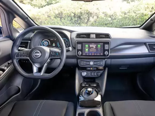 Nissan LEAF 2023